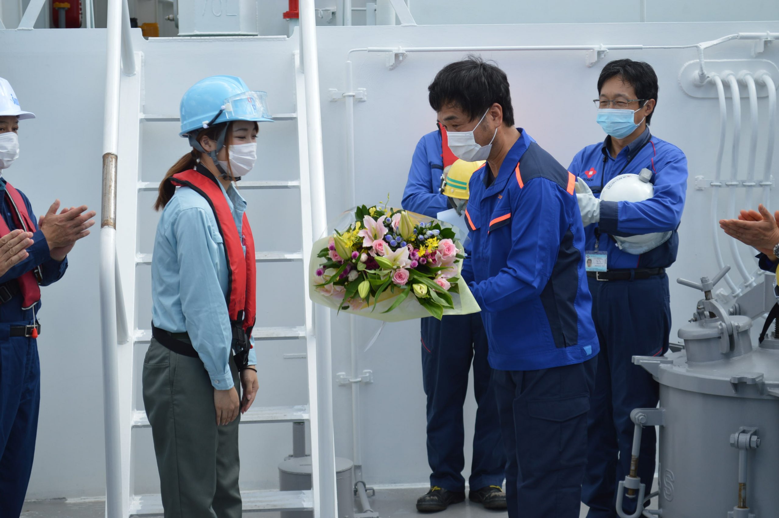 花束贈呈 1 東ソー物流株式会社